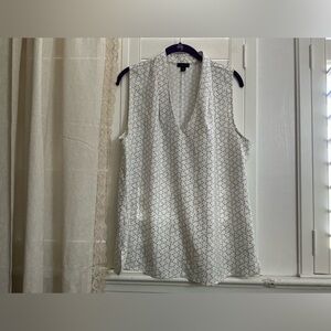 Sleeveless Ann Taylor V-Neck White Floral Print Top
XL